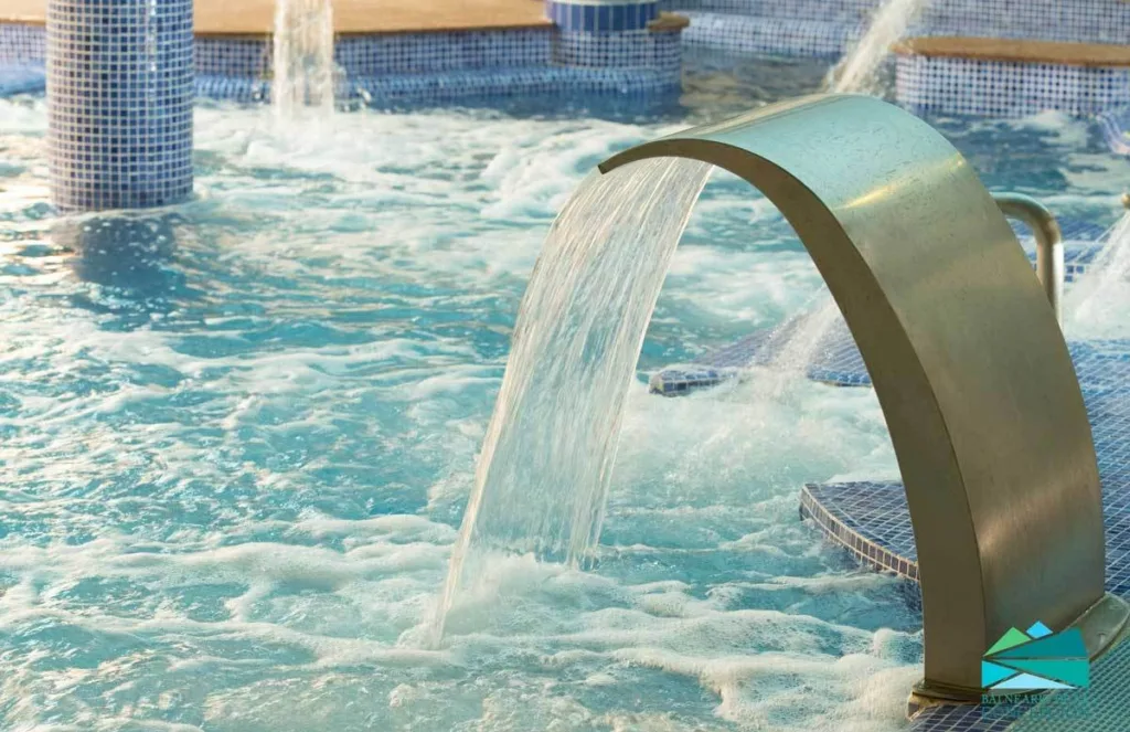 cascada de agua en piscina termal del balneario de la concepción, ideal para masajes cervicales y relajación muscular