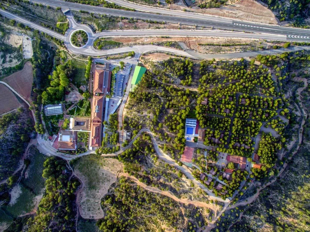 vista cenital del balneario de la concepción con aparcamiento y edificios principales, complejo termal en villatoya