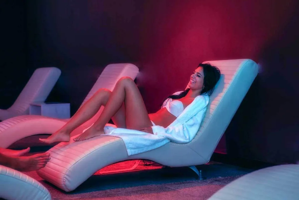 zona de relax con tumbonas térmicas en el balneario de la concepción, ambiente íntimo y acogedor con iluminación cálida