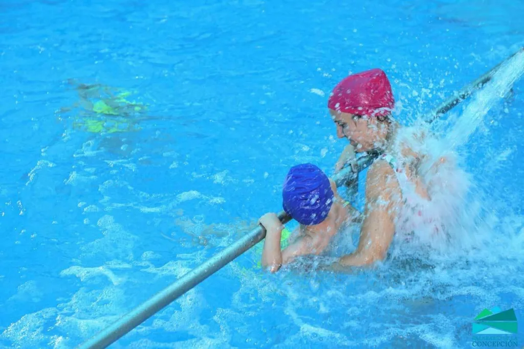 madre e hijo disfrutando juntos en la piscina termal del balneario de la concepción