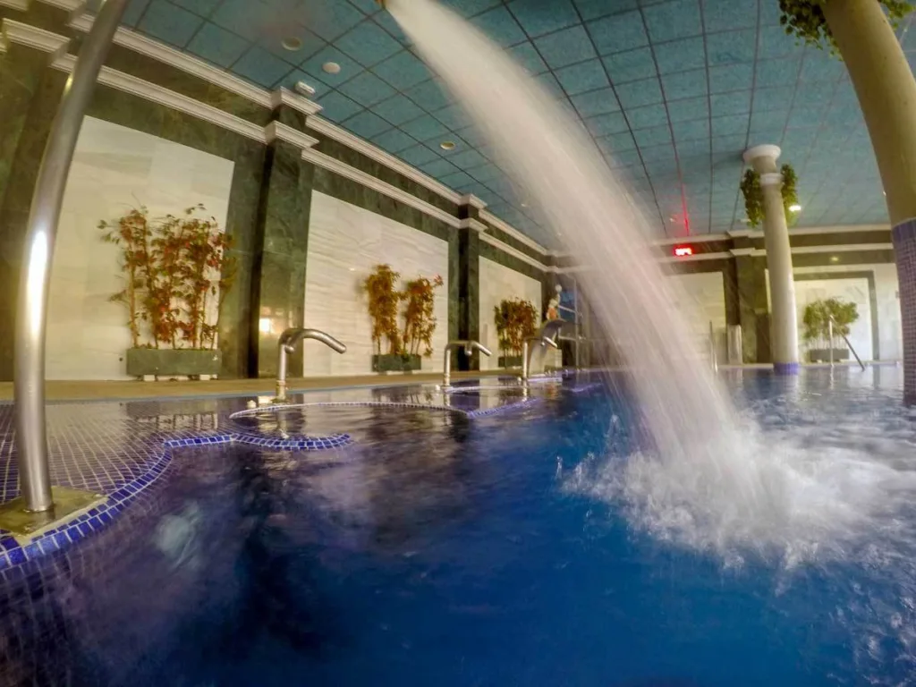 piscina termal cubierta del balneario de la concepción con chorros de agua a presión para hidroterapia