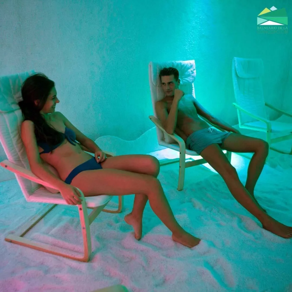 pareja descansando en la sala de haloterapia con luz ambiental, tratamiento de bienestar en el balneario de la concepción en villatoya