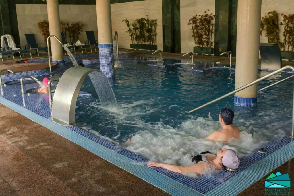 usuarios disfrutando de chorros y burbujas en piscina termal cubierta, circuito de bienestar del balneario de la concepción en villatoya
