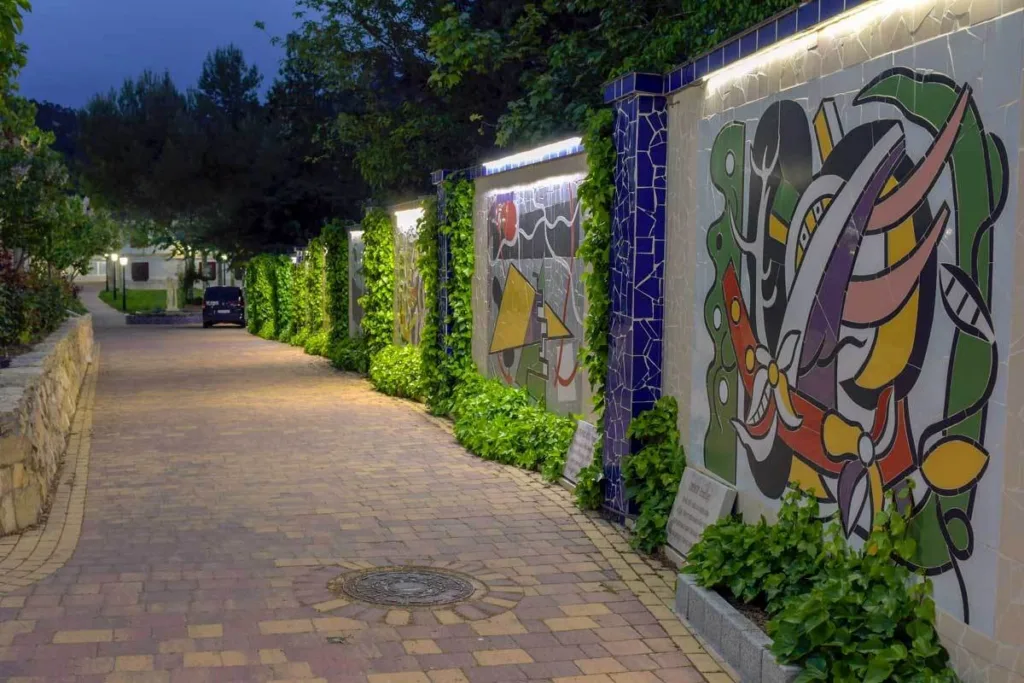 murales cerámicos iluminados en el paseo interior del balneario de la concepción, detalle artístico en villatoya