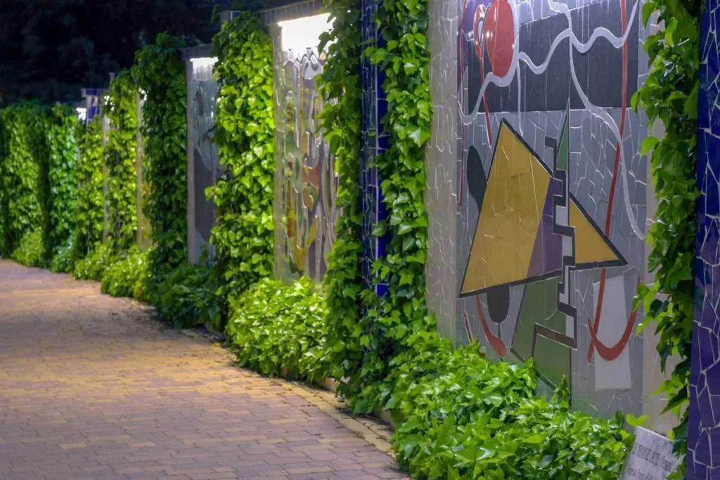 murales cerámicos iluminados en el paseo interior del balneario de la concepción, detalle artístico en villatoya