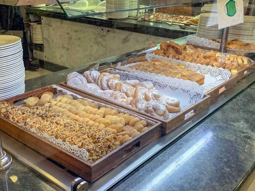 bandejas de repostería variada en el comedor del balneario de la concepción, dulces caseros del restaurante en villatoya