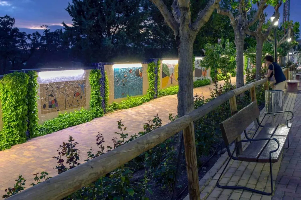 murales cerámicos iluminados en el paseo interior del balneario de la concepción, detalle artístico en villatoya