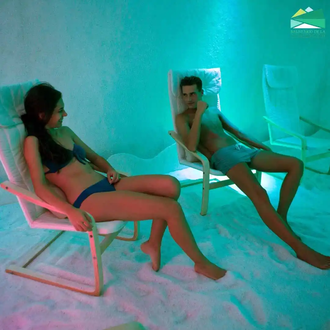 pareja descansando en la sala de haloterapia con luz ambiental, tratamiento de bienestar en el balneario de la concepción en villatoya