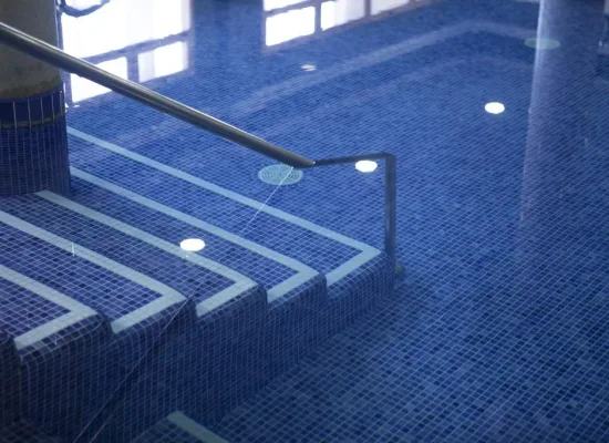 ChatGPT Plus escaleras y pasamanos de piscina termal interior del balneario de la concepción, spa de aguas mineromedicinales en villatoya