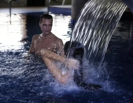pareja en piscina termal interior con chorro cuello de cisne, circuito de hidroterapia del balneario de la concepción en villatoya