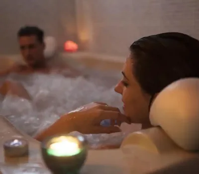 pareja relajándose en bañera de hidromasaje con velas, tratamiento de spa del balneario de la concepción en villatoya