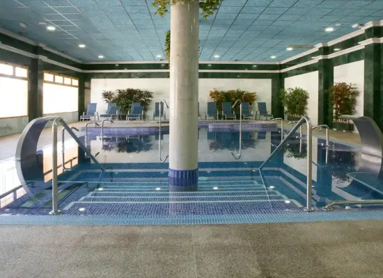 piscina termal interior con cuellos de cisne y escaleras, zona de hidroterapia del balneario de la concepción en villatoya