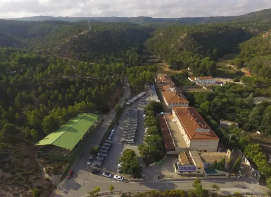 vista aérea del balneario de la concepción en villatoya, complejo hotel y spa rodeado de pinos en el valle del cabriel
