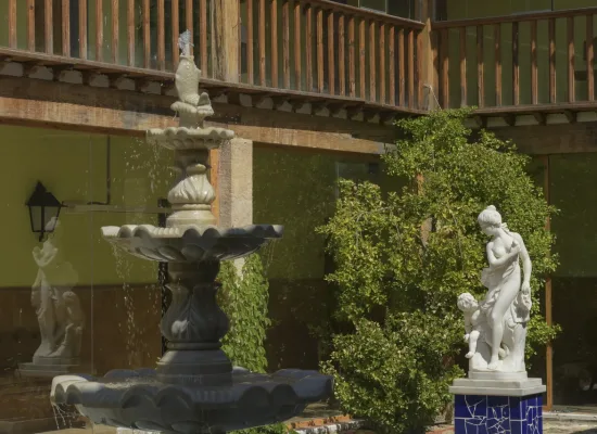fuente ornamental y escultura clásica en el patio del balneario de la concepción, hotel con encanto en villatoya