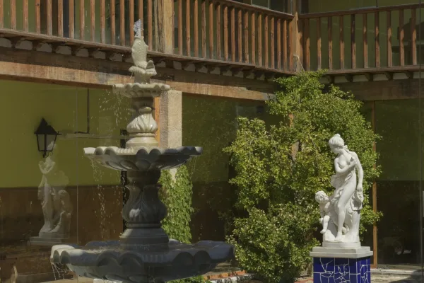 fuente ornamental y escultura clásica en el patio del balneario de la concepción, hotel con encanto en villatoya