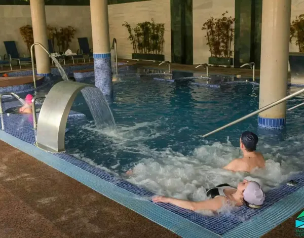 usuarios disfrutando de chorros y burbujas en piscina termal cubierta, circuito de bienestar del balneario de la concepción en villatoya