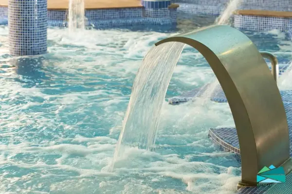 chorro cuello de cisne en piscina de hidroterapia, spa termal del balneario de la concepción en villatoya