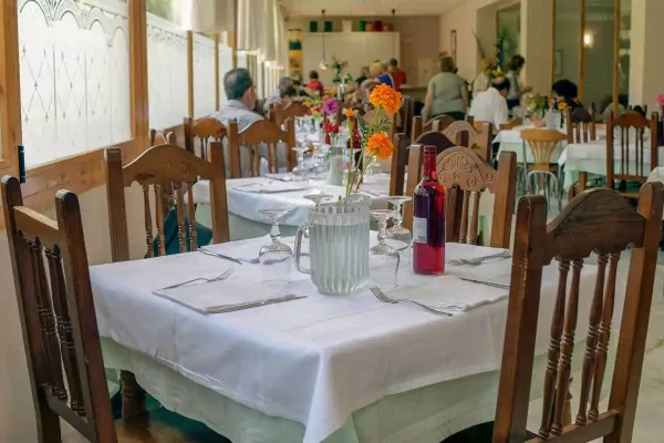 ChatGPT Plus mesa preparada en el restaurante del balneario de la concepción, comedor del hotel en villatoya con ambiente familiar