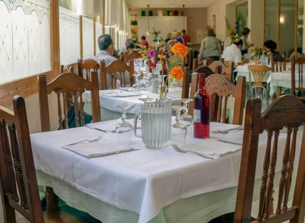 comedor del balneario de la concepción, con un ambiente acogedor y mesas decoradas para disfrutar de la gastronomía local