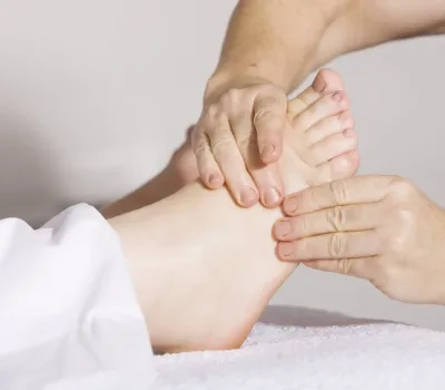 masaje podal terapéutico, presión en el tobillo y planta del pie para aliviar tensión