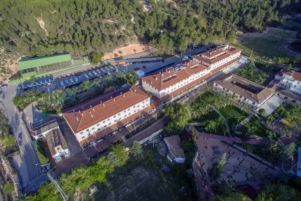 vista aérea oblicua del balneario de la concepción rodeado de pinares, complejo hotel y spa en villatoya