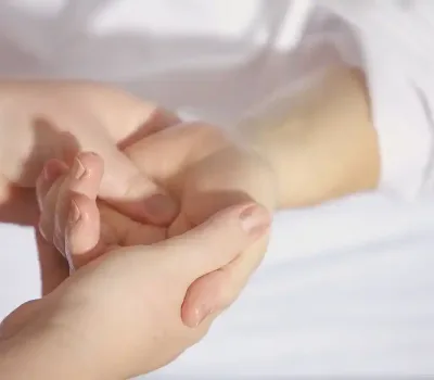 masaje relajante de manos en spa, terapeuta presionando la palma de la clienta